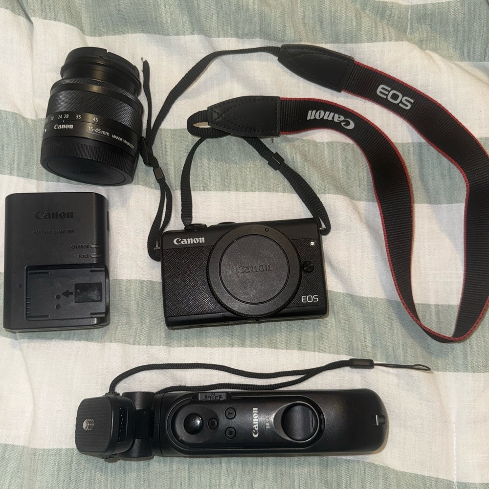 Canon EOS M200 Mirrorless Camera Kit